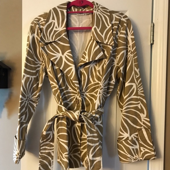 Tan/white jacket - Picture 1 of 3